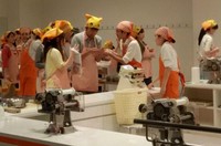 Yang menarik dari Cup Noodles Museum ada di lantai 3. Inilah Chicken Ramen Factory dan My CUPNOODLES Factory, tempatnya wisatawan membuat mie instan (Afif/detikTravel)