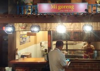 Di lantai berikutnya, terdapat food court besar yang berisikan jajanan mie dari berbagai negara di dunia. Dari Indonesia, juga ada lho dengan menu mie goreng (Afif/detikTravel)