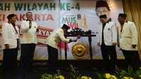 Salim Segaf al-Jufri disaksikan Ketua Dewan Syariah Abdurrahman Suhaimi, Ketua Majelis Pertimbangan Wilayah Triwisaksana, Ketua Umum DPW Selamat Nurdin, dan Bendahara Umum Nasrullah memukul gong sebagai tanda dibukanya Musyawarah Wilayah DKI Jakarta.