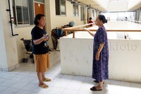 Dua orang penghuni berbincang santai di Rusun Cibesel. Pool/Alfathir Yulianda/detikFoto.