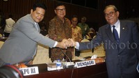Mendagri Tjahjo Kumolo (tengah), Ketua KPU Husni Kamil Manik (kiri) berjabat tangan dengan Ketua Komisi II, Rambi Kamarulzaman sebelum rapat dimulai. Lamhot Aritonang/detikFoto.