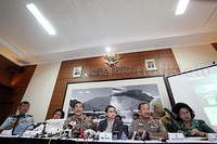 Menko Polhukam Luhut Pandjaitan memberikan keterangan pers usai rapat membahas kebakaran lahan/hutan.