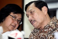 Menko Polhukam Luhut Pandjaitan (kanan) berbincang dengan Menteri Lingkungan Hidup dan Kehutanan Siti Nurbaya (kiri) disela-sela memberikan keterangan pers.