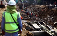 Pekerja melakukan pengerjaan normalisasi Sungai Ciliwung di Kampung Pulo, Jakarta, Senin (12/10/2015).