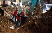 Proyek normalisasi ini meliputi perkuatan tebing, pembangunan tanggul, dan meningkatkan kapasitas tampung air.