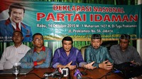 Rhoma (tengah) memberikan keterangan pers terkait deklarasi Partai Idaman di DPP Idaman, Jl Dewi Sartika, Jakarta Timur, Senin (12/10/2015).