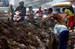 Perbaikan Saluran Air Bikin Macet