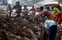 Jalan yang menyempit akibat perbaikan saluran air menjadi penyebab kemacetan tersebut.
