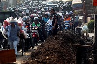 Kemacetan terjadi di kedua arah.