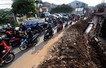 Perbaikan Saluran Air Bikin Macet