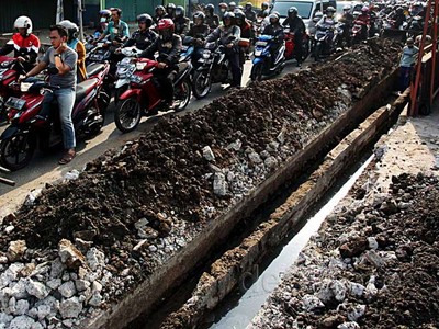 Perbaikan Saluran Air Bikin Macet