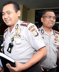 Seperti diketahui, ibu dan anaknya yang berusia 5 tahun ditemukan tewas di dalam kamar di rumahnya di Penggilingan, Cakung, Jakarta Timur, Kamis (8/10) malam. Keduanya tewas mengenaskan dengan kondisi leher luka akibat benda tajam. Lamhot Aritonang/detikFoto.