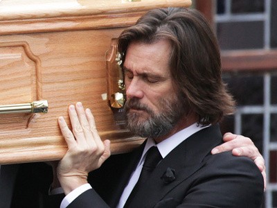 Potret Penuh Duka Jim Carrey di Pemakaman Sang Kekasih