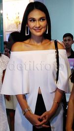 10 Foto Terheboh: Si Seksi Aura Kasih, Syahrini Bak Bungkusan Kado