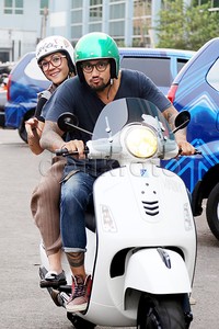 Tora Sudiro dan Mieke Amalia boncengan. Asep Syaifullah/detikHOT.