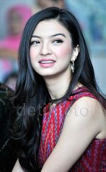 10 Foto Terheboh: Si Seksi Aura Kasih, Syahrini Bak Bungkusan Kado