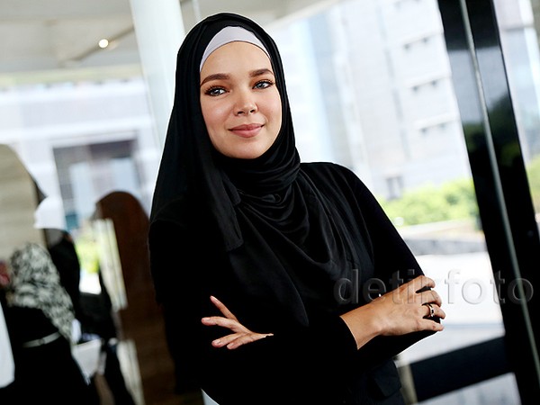 Dewi Sandra Sederhana tapi Cantik Banget!