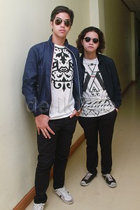 Kenakan kacamata hitam, El dan Dul bergaya kaus hitam-putih dipadu jaket biru dan celana hitam. Pool/Gus Mun/detikFoto.