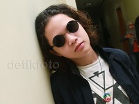 Dul memilih kacamata hitam bulat. Pool/Gus Mun/detikFoto.
