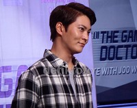 Joo Won selalu tersenyum ramah.