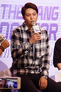 Bintang drama 'Good Doctor' itu tampak santai mengenakan celana jeans hitam, kaus abu-abu yang dibalut kemeja flanel yang agak kebesaran.
