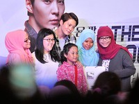 Sekelompok fans beruntung yang lain dapat berfoto bersama dengan Joo Won. Pool/Noel/detikFoto.