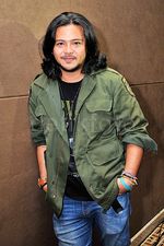 Lebih Kece Gaya Kasual Ramon Y Tungka atau Dikta?