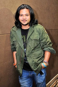 Aksesori kalung dan gelang melengkapi gayanya. Pool/Noel/detikFoto.