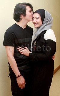 Aww, Irwansyah mengecup kening Zaskia dengan mesra. Pool/Gus Mun/detikFoto.