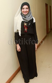 Di kesempatan itu, Zaskia tampil manis dengan busana serba hitam yang dipadu dengan kalung bernuansa emas dan merah. Pool/Gus Mun/detikFoto.