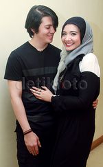 So Sweet! Irwansyah Kecup Zaskia Sungkar