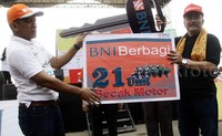     CEO Region BNI Wilayah Padang M Gunawan Putra (kiri) memberikan 21 unit motor 3 roda kepada Plt Gubernur Sumatera Barat Reydonnyzar Moenek (kanan).
