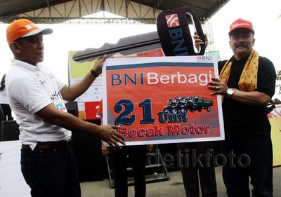 BNI Berbagi Motor 3 Roda dan Beasiswa di Sumbar