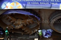 Sementara itu line ke-1 sudah lebih dulu tembus ke arriving shaft di Jalan Otista III, Kelurahan Cipinang Cempedak, Kecamatan Jatinegara, Jaktim pada bulan Juni 2015 lalu. Arriving shaft merupakan titik tengah yang merupakan pertemuan sisi inlet dan outlet sodetan bawah tanah ini.