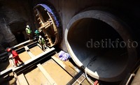 Dengan demikian pekerjaan yang dibiayai APBN sebesar Rp 492 Miliar ini dapat mengalirkan sebagian volume air Sungai Ciliwung sebanyak 60 meterkubik per detik ke aliran KBT.