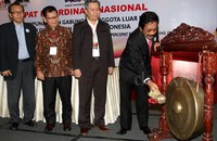 Plt Ketua Kadin, Zainal Bintang (kanan) didampingi pengurus lainnya memukul gong tanda dibukanya Rakornas. Lamhot Aritonang/detikFoto.