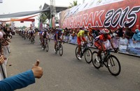 Para pebalap mengikuti Etape 9 Tour De Singkarak 2015, Minggu (11/10).