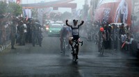 Pebalap Jepang Sho Hatsuyama yang membela Bridgestone Anchor Cycling finis dengan catatan waktu dua jam 49 menit 52 detik, untuk melahap 136 km.