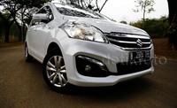 Dilihat dari bagian depan, Ertiga memiliki bezel fog lamp berlapis krom. Hal itu dikombinasikan dengan desain bumper depan terbaru yang membuat tampilan bagian depan Ertiga makin stylish.