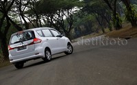 Dari bagian samping, MPV andalan Suzuki ini juga tampil stylish. Dan pada bagian belakang, New Ertiga memiliki bumper belakang terbaru.     