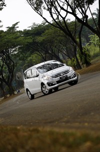 Berkendara menggunakan New Ertiga juga lebih nyaman. Suara dan getaran mesin tidak masuk ke kabin. Di dalam kabin tidak terlalu bising bahkan saat kendaraan dipacu dalam kecepatan tinggi sekalipun.