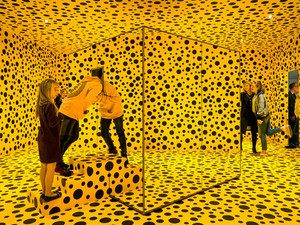 Wow! Ruangan Penuh Polkadot Kuning Yayoi Kusama