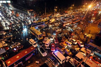     Suasana lalu lintas tidak beraturan setelah hujan turun di Shenyang, China. (istimewa/gettyimages/detikcom)
