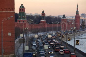 Ibukota Rusia Moskow juga sering dilanda kemacetan. Tampak antrean kendaraan di dekat Kremlin. (istimewa/gettyimages/detikcom)