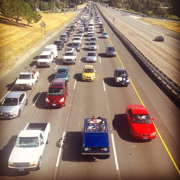 Mobil mengular antre di kemacetan California. (istimewa/gettyimages/detikcom)