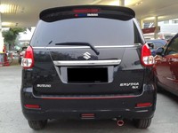 Pastinya ini bukan mobil baru betulan. Pemilik yang kebetulan sedang berada di cafe SPBU ini sepertinya mengganti huruf di Ertiga miliknya sehingga dieja Ervina. Ada-ada saja. (Hengky Irawan)