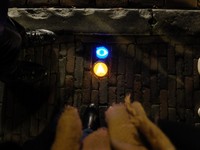 Titik start Trajectum Lumen adalah di Jalan Vredeburg, persis sebelah Hotel Apollo dan berakhir di Mariaplaats. Jika menemukan lampu tanda panah beserta lampu warna biru bergambar mata, berarti Anda telah sampai di titik Trajectum Lumen (Sastri/detikTravel)
