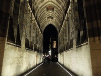 Terowongan di bawah Dom Tower adalah salah satu titik Trajectum Lumen. Ini adalah menara gereja tertinggi di Belanda, menjulang setinggi 112 meter. Di seberangnya terdapat Dom Church (Sastri/detikTravel)