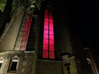 Pausdam, rumah milik satu-satunya Paus yang berasal dari Belanda yakni Paus Adrian. Lampu warna-warni berpendar dari jendela-jendela tinggi (Sastri/detikTravel)