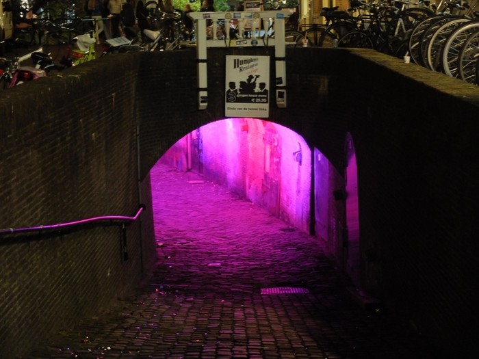 Pendaran Cahaya Misterius di Kota Utrecht Saat Malam